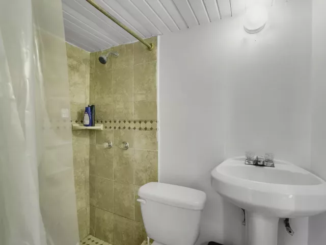 Продажа дома по адресу 1360 SW 32nd Street - фото 9249625