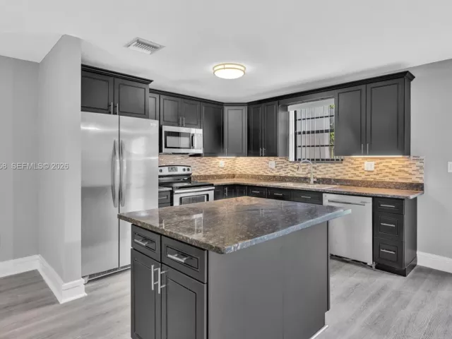 Дом в аренду по адресу 14212 NE 4th Ave - фото 7615694