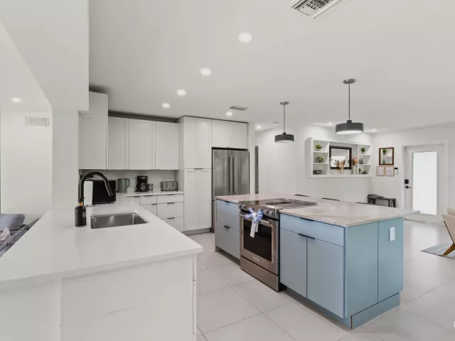 Продажа дома по адресу 2417 NE 19th Avenue - фото 8868369