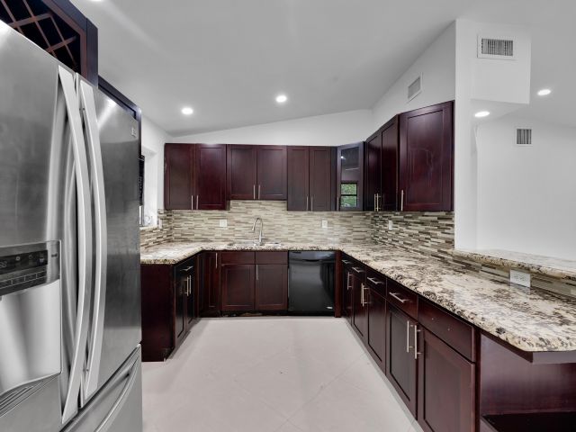 Продажа дома по адресу 17551 NE 5th Avenue - фото 8528042