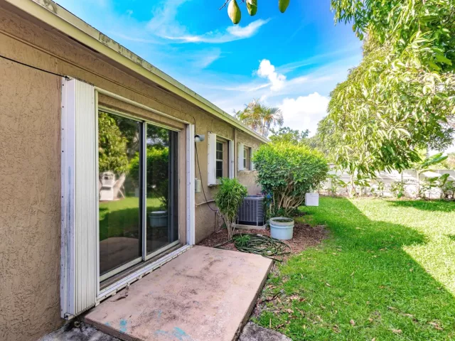 Продажа дома по адресу 4241 NE 1st Terrace - фото 8982136