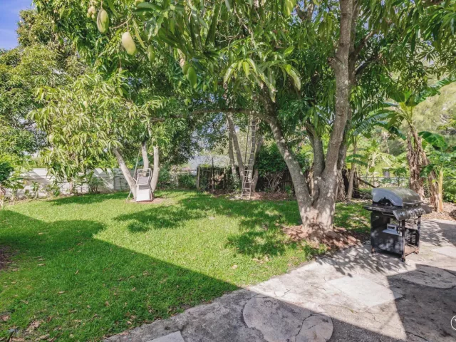 Продажа дома по адресу 4241 NE 1st Terrace - фото 8982143