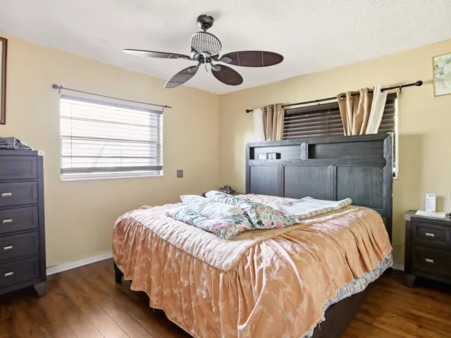 Продажа дома по адресу 4241 NE 1st Terrace - фото 8982145