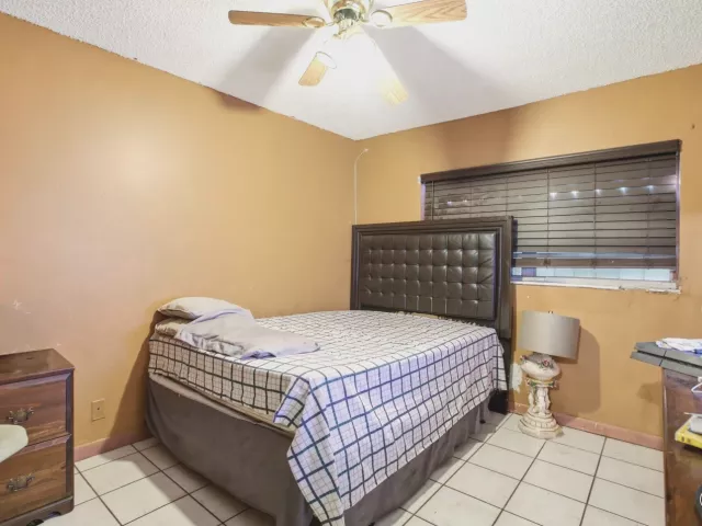Продажа дома по адресу 4241 NE 1st Terrace - фото 8982149