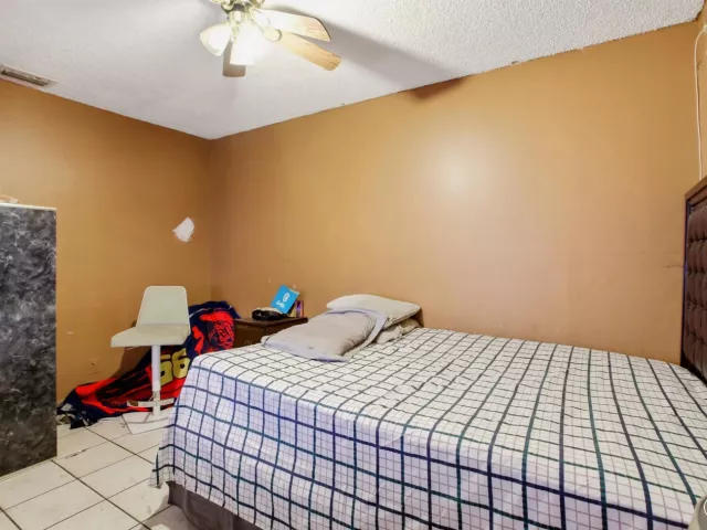 Продажа дома по адресу 4241 NE 1st Terrace - фото 8982151