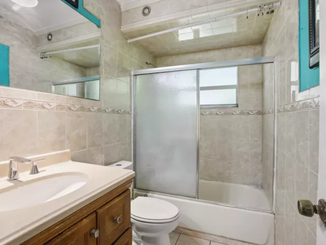 Продажа дома по адресу 4241 NE 1st Terrace - фото 8982152