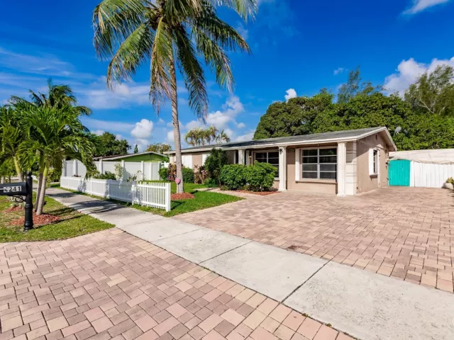 Продажа дома по адресу 4241 NE 1st Terrace - фото 8982116