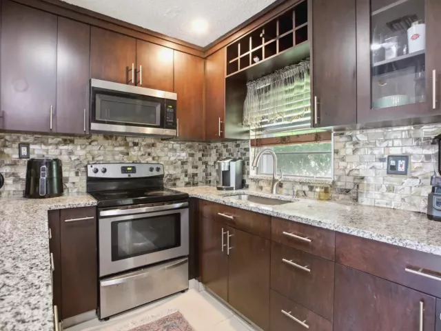 Продажа дома по адресу 4241 NE 1st Terrace - фото 8982153