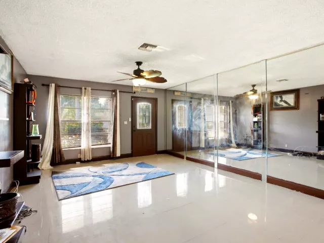Продажа дома по адресу 4241 NE 1st Terrace - фото 8982154