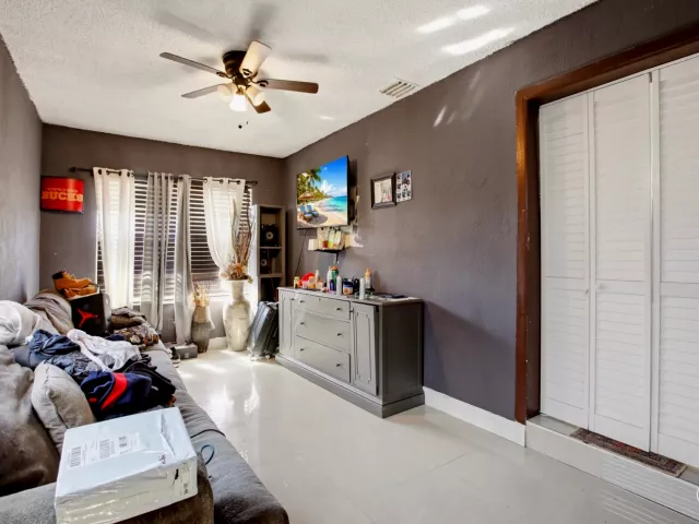 Продажа дома по адресу 4241 NE 1st Terrace - фото 8982155
