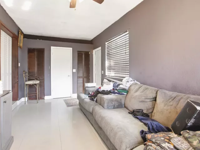Продажа дома по адресу 4241 NE 1st Terrace - фото 8982156