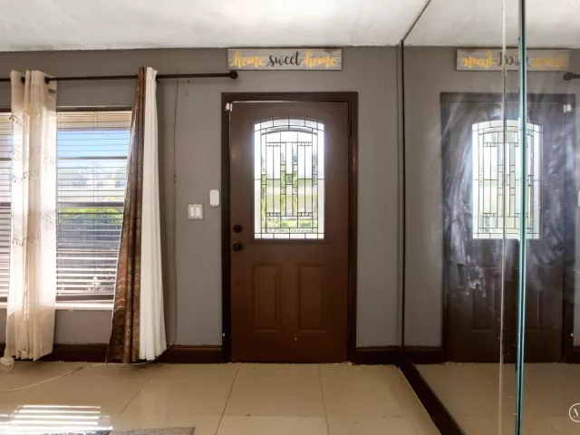 Продажа дома по адресу 4241 NE 1st Terrace - фото 8982157