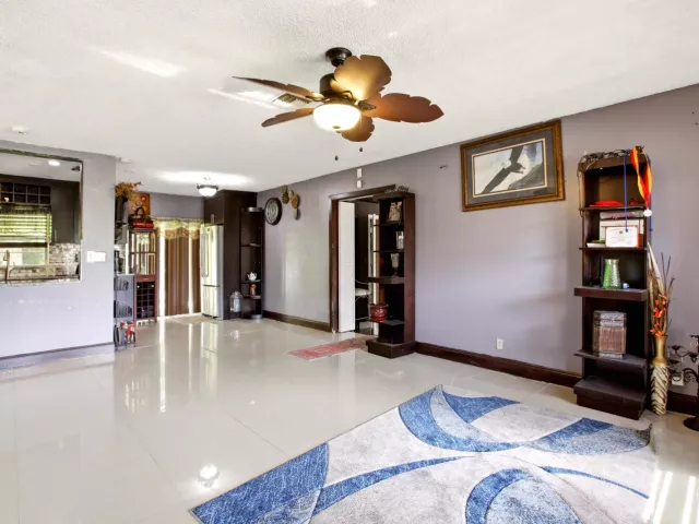Продажа дома по адресу 4241 NE 1st Terrace - фото 8982158