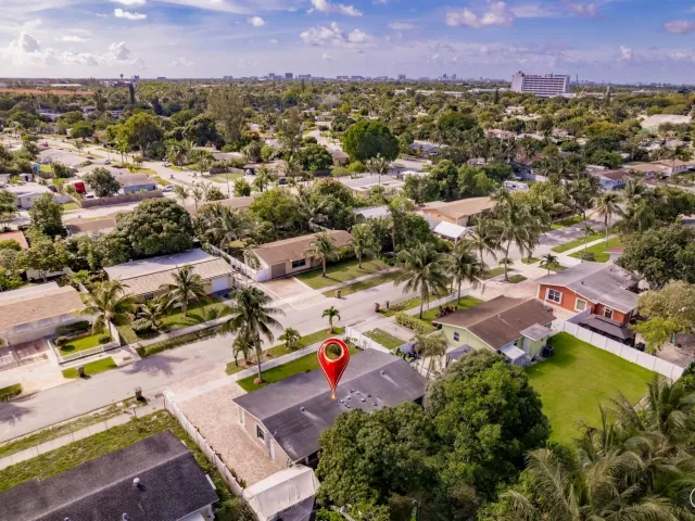 Продажа дома по адресу 4241 NE 1st Terrace - фото 8982159