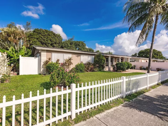 Продажа дома по адресу 4241 NE 1st Terrace - фото 8982118