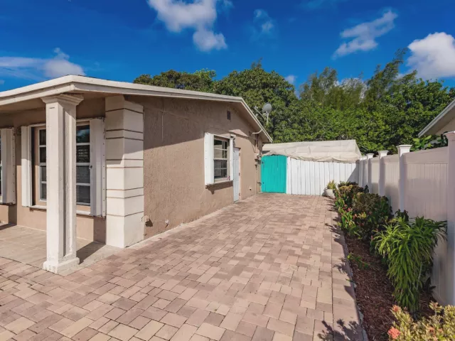 Продажа дома по адресу 4241 NE 1st Terrace - фото 8982121