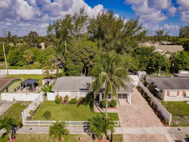 Продажа дома по адресу 4241 NE 1st Terrace - фото 8982123