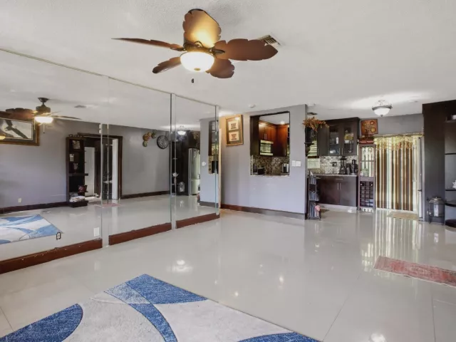 Продажа дома по адресу 4241 NE 1st Terrace - фото 8982130