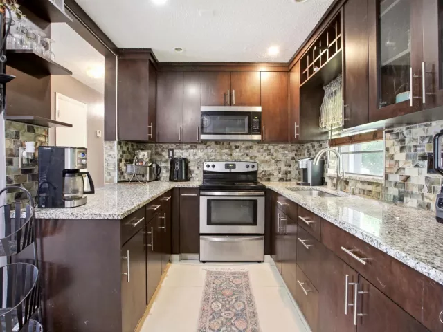 Продажа дома по адресу 4241 NE 1st Terrace - фото 8982132