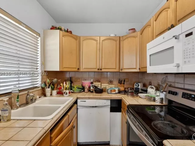 Продажа дома по адресу 1171 NE 182nd St - фото 9381619