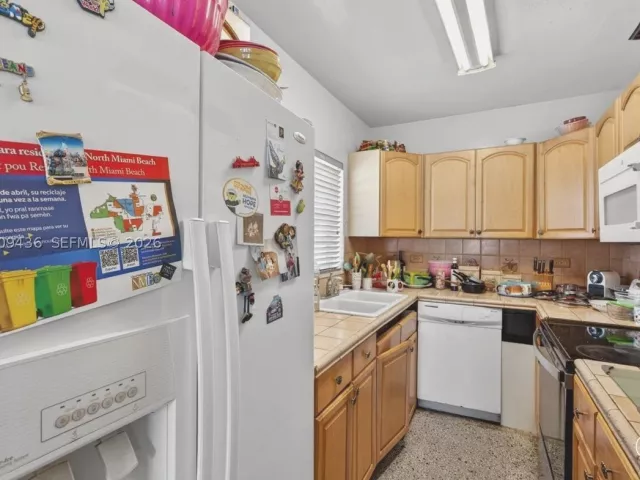 Продажа дома по адресу 1171 NE 182nd St - фото 9381620