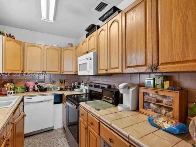 Продажа дома по адресу 1171 NE 182nd St - фото 9381621