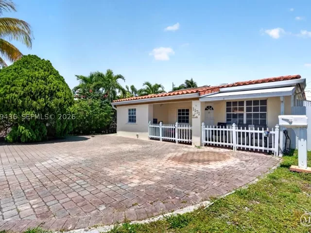 Продажа дома по адресу 1171 NE 182nd St - фото 9381611
