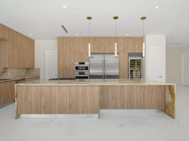 Продажа дома по адресу 1090 NE 84th St - фото 7628930