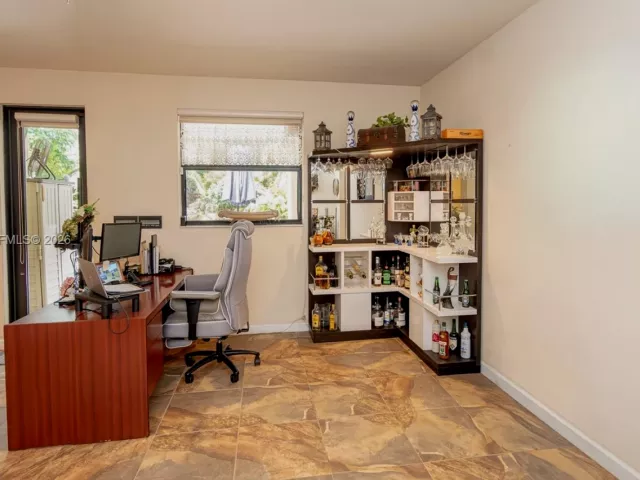 Продажа дома по адресу 2604 NE 1st St - фото 7627563