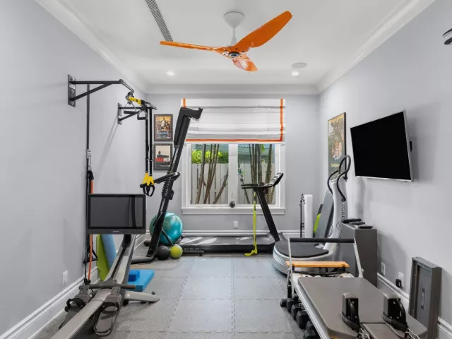 Продажа дома по адресу 2870 NE 24th Place - фото 9056839