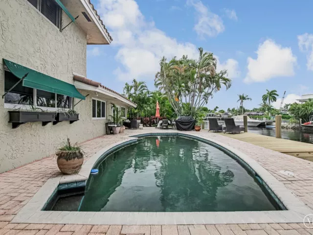 Продажа дома по адресу 491 SE 16th Avenue - фото 9281868