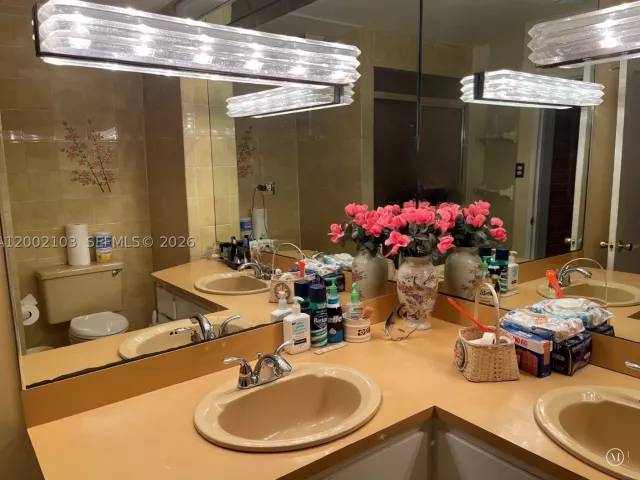 Продажа дома по адресу 10820 NE 5th Ave - фото 9383871