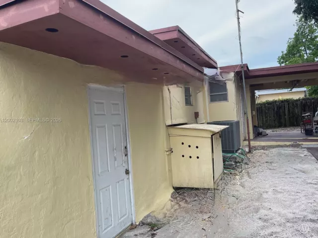 Продажа дома по адресу 10820 NE 5th Ave - фото 7683756