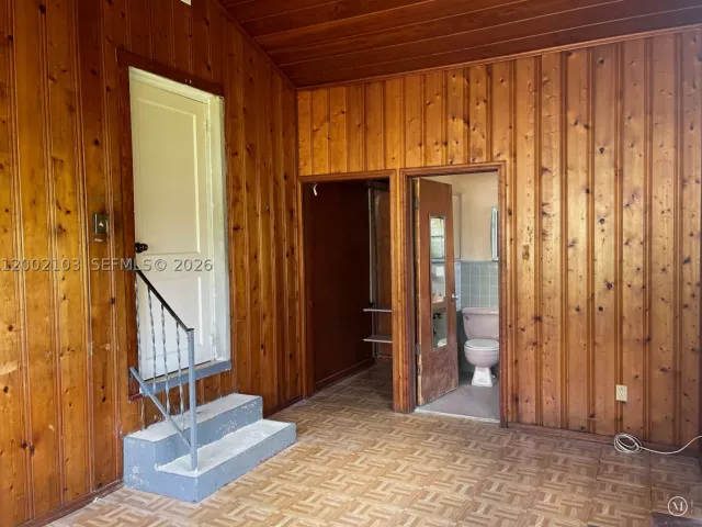 Продажа дома по адресу 10820 NE 5th Ave - фото 9383875
