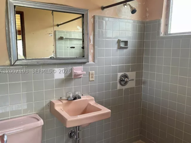 Продажа дома по адресу 10820 NE 5th Ave - фото 9383876