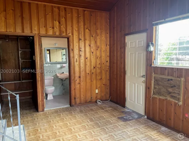 Продажа дома по адресу 10820 NE 5th Ave - фото 9383877