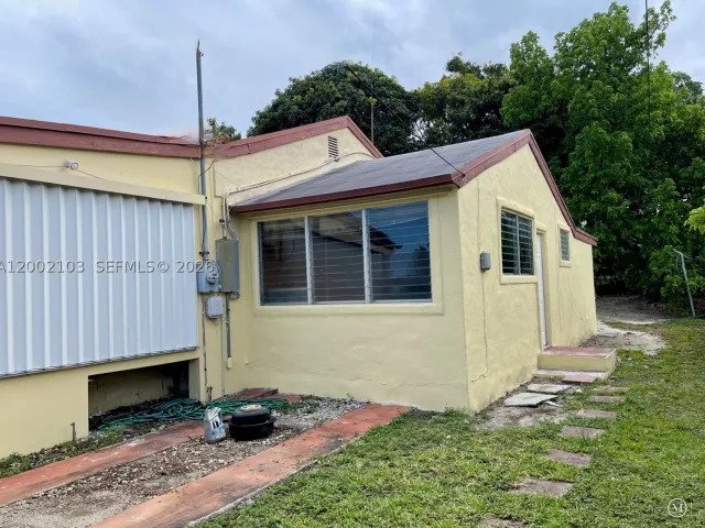 Продажа дома по адресу 10820 NE 5th Ave - фото 9383880