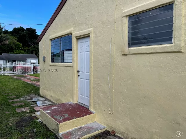 Продажа дома по адресу 10820 NE 5th Ave - фото 9383881