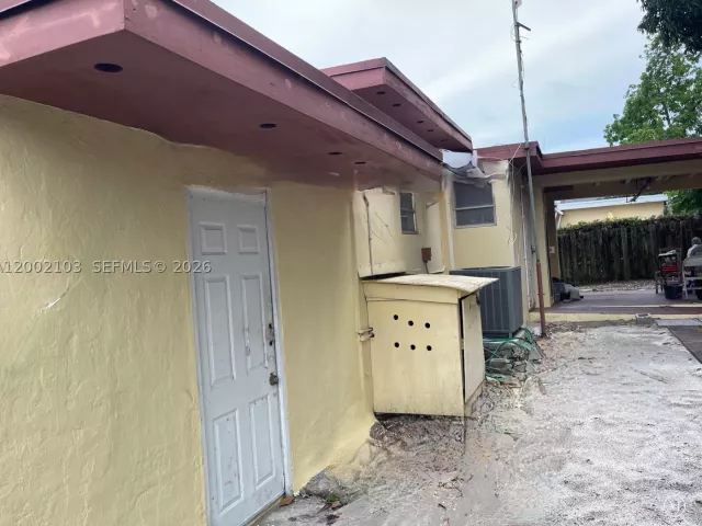 Продажа дома по адресу 10820 NE 5th Ave - фото 9383882