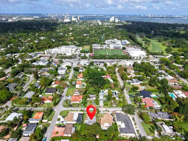 Продажа дома по адресу 10820 NE 5th Ave - фото 9383889