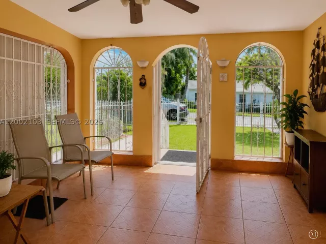 Продажа дома по адресу 10820 NE 5th Ave - фото 9383864
