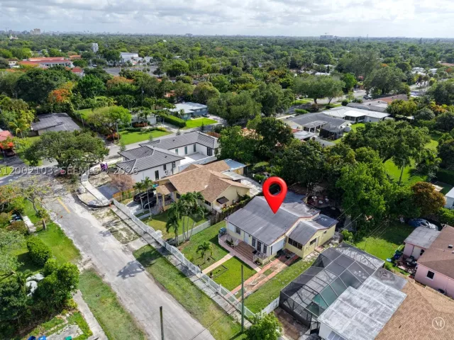 Продажа дома по адресу 10820 NE 5th Ave - фото 9383892