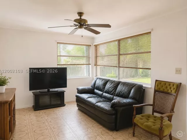 Продажа дома по адресу 10820 NE 5th Ave - фото 9383867