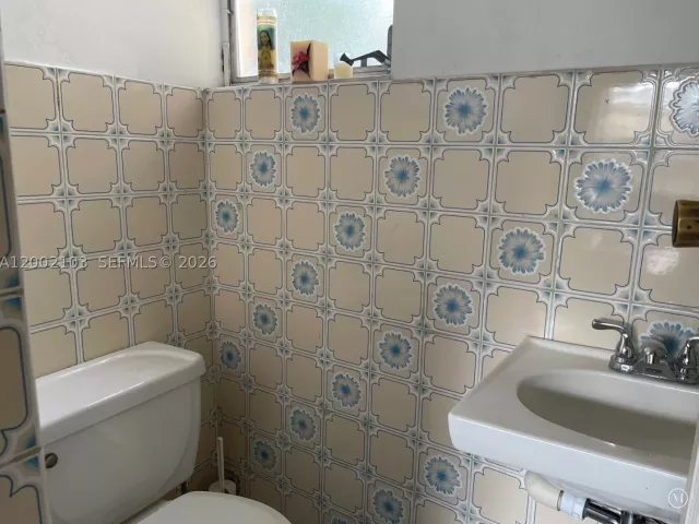 Продажа дома по адресу 10820 NE 5th Ave - фото 9383868