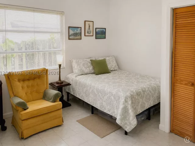 Продажа дома по адресу 10820 NE 5th Ave - фото 9383869