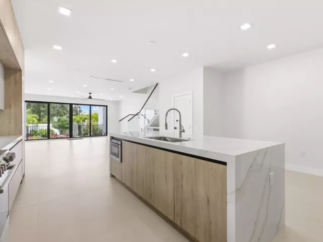 Продажа дома по адресу 819 SW 1st Street - фото 8902158