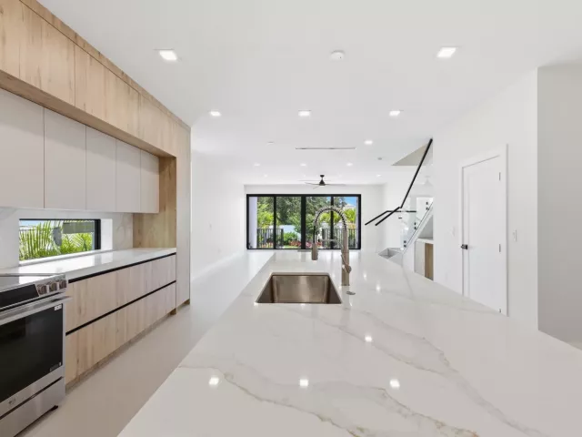 Продажа дома по адресу 819 SW 1st Street - фото 8902159