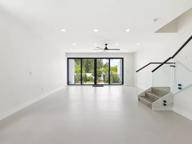 Продажа дома по адресу 819 SW 1st Street - фото 8902161
