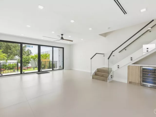 Продажа дома по адресу 819 SW 1st Street - фото 8902162