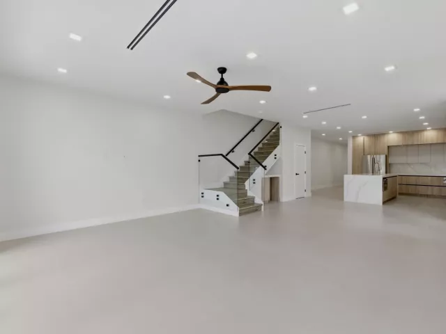Продажа дома по адресу 819 SW 1st Street - фото 8902163